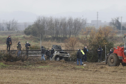Els Mossos d’Esquadra van inspeccionar ahir la zona de l’accident, on es trobava el vehicle incendiat.