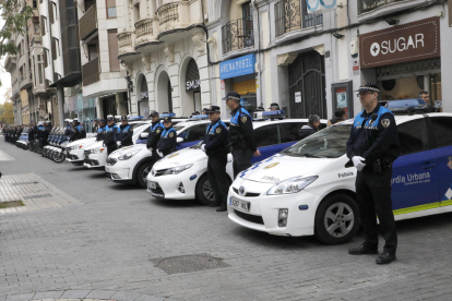 Agentes de la Policía Local en la parada de Santa Cecília.