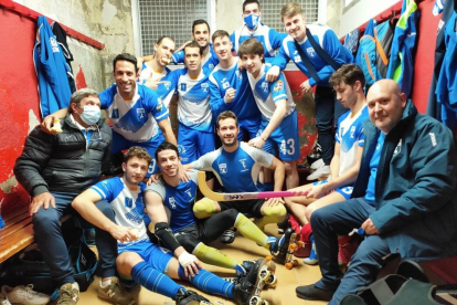 Los jugadores del Lleida Llista celebran la victoria, ayer en el vestuariodel Olímpic de Vic.