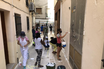 Imagen de los trabajos que se están llevando a cabo para pintar fachadas en la calle Vilaclosa. 