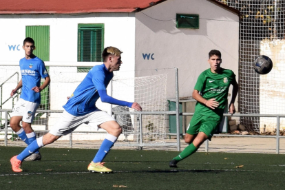 Una jugada del partit que els juvenils del Lleida i del Cerdanyola van jugar dissabte.