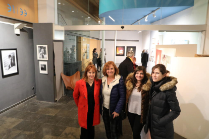La responsable del Espai Cavallers, ayer en la inauguración de la exposición con algunas de las artistas.