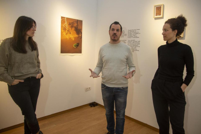 La responsable de l’Espai Cavallers, ahir en la inauguració de l’exposició amb algunes de les artistes.
