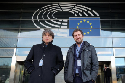 Carles Puigdemont y Toni Comín en la entrada del Parlamento europeo después de recoger las acreditaciones definitivas que los reconocen como eurodiputados el pasado 6 de enero.
