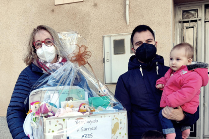 La alcaldesa de Sarroca de Lleida, Maria Teresa Cullerés, entregó el pasado viernes las primeras canastillas a las familias del municipio con bebés recién nacidos.  