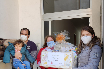 La alcaldesa de Sarroca de Lleida, Maria Teresa Cullerés, entregó el pasado viernes las primeras canastillas a las familias del municipio con bebés recién nacidos.  