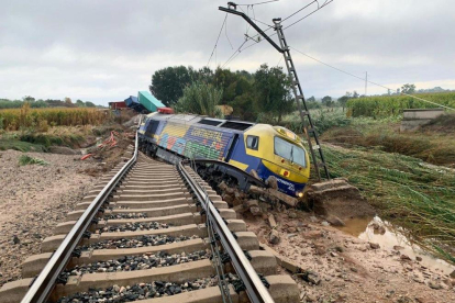 El tren descarrilado a la altura de Puigverd de Lleida