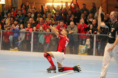 Iker Bosch celebra un gol amb el seu equip, el Wolfurt d’Àustria.
