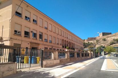 La acera ampliada frente al instituto Màrius Torres.