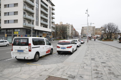 Taxis a la parada situada al costat de l’estació de trens.