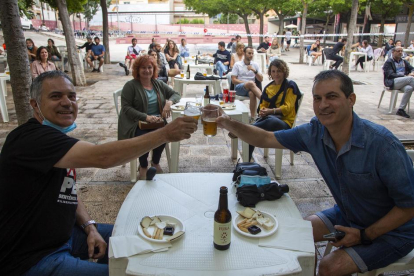 Los asistentes degustaron seis variedades de cerveza artesana ayer por la tarde en la terraza de La Soll.