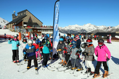 Imatge d’arxiu d’escolars de l’Alta Ribagorça a Boí Taüll durant una de les sessions d’esquí.