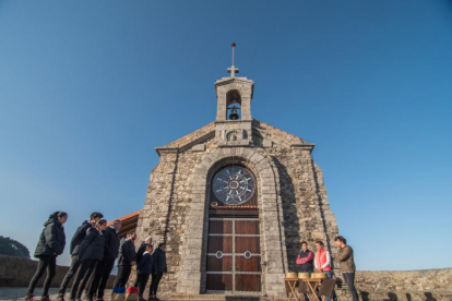 La ermita de San Juan de Gaztelugatxe, en Vizcaya, es esta semana el escenario del concurso.