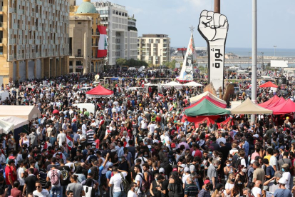 Multitudinaria protesta antigubernamental, ayer, en Beirut.
