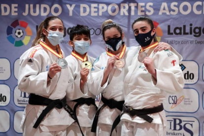 Ai Tsunoda, la segona per l’esquerra, amb la medalla d’or conquerida a Madrid.