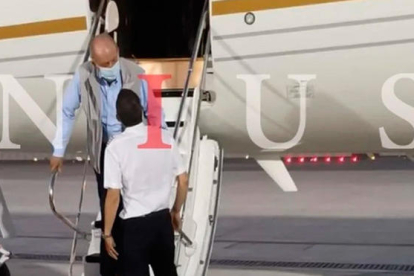 El rei emèrit Joan Carles I a la seua arribada a Abu Dhabi dilluns, en una imatge publicada ahir per Nius.