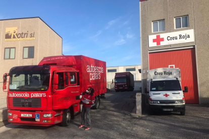 Vehicles de l’Autoescola Pallars reparteixen aliments a seus de Creu Roja, que els distribuirà.