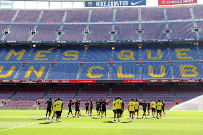 La plantilla del FC Barcelona, entrenant-se ahir al Camp Nou, en un test de cara a la tornada a la competició dissabte que ve a Mallorca.
