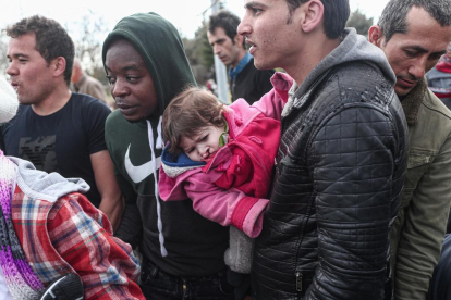 Miles de refugiados y migrantes se mantienen en la frontera entre Turquía y Grecia.