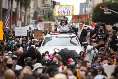 A Washington van ‘batejar’ el carrer que va a la Casa Blanca amb el lema de les protestes, “Black Lives Matter”, i a Los Angeles les manifestacions van ser pacífiques.