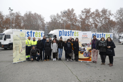 Foto de grupo durante la entrega de cinco camiones de Plusfresc a la asociación Lleida pels Refugiats. 