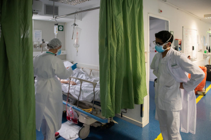 Sanitaris atenen malalts de Covid a l’hospital Clínic.
