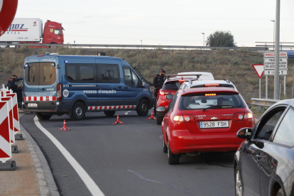 Imatge d’un control dels Mossos ahir a la tarda a l’N-230 entre Lleida i Torrefarrera.