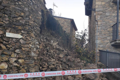 El mur de pedres va cedir a primera hora del matí i va tallar per complet el carrer Major d’aquest poble de l’Alt Urgell.