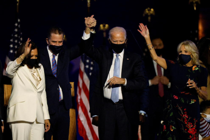 Joe Biden y su número dos, Kamala Harris, con sus parejas respectivas durante las celebraciones por su victoria electoral.