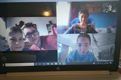 Sesión vía Skype con un grupo de adolescentes de Afanoc, en la que comparten retos, juegos y reflexiones personales. 