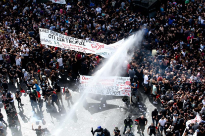 La policía utilizó cañones de agua para dispersar a los manifestantes tras producirse disturbios.