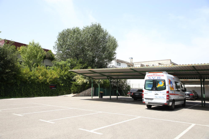 L’aparcament de l’hotel Nastasi, on estan confinats temporers i sensesostre amb Covid.