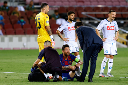 Messi, tras recibir un furte golpe en el tobillo durante el partido ante el Nápoles.