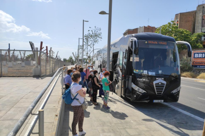 El grupo de turistas llegado con AVE desde Madrid, antes de coger el bus para ir a la Val d’Aran.