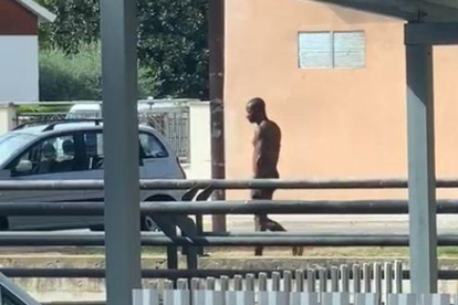 Un hombre se pasea desnudo por Mollerussa