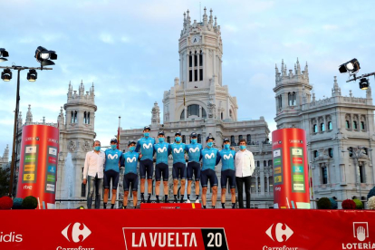 Roglic, Carapaz i Enric Mas se saluden ahir a l’última etapa de la Vuelta.
