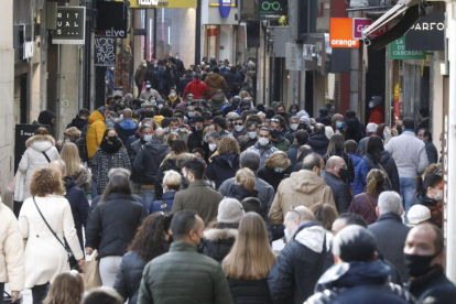 El Eix se llenó de gente ayer, festivo de apertura comercial, tanto por la mañana como por la tarde. 