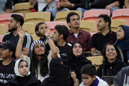 Mujeres saudíes en el estadio.