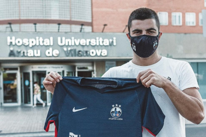 El jugador, con la nueva camiseta del club leridano.