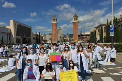 Metges interns residents de Lleida, en una protesta a Barcelona per reclamar millores laborals.