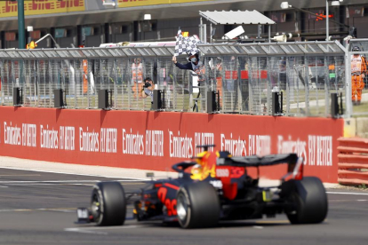 Max Verstappen, en el moment de creuar la línia com a guanyador, ahir a Silverstone.