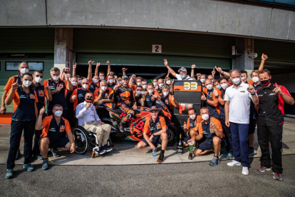 Binder y el equipo KTM celebran la primera victoria en MotoGP.