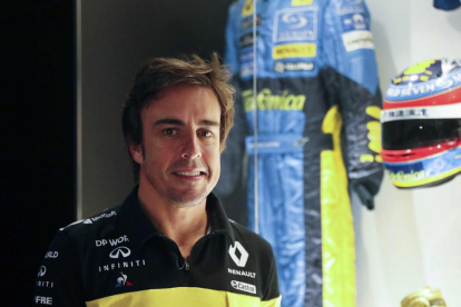 Alonso posa al costat d’una de les seues antigues equipacions.