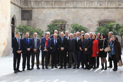 El president Torra (centro), ayer tras una recepción a alcaldes de la Catalunya Nord.