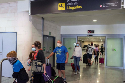Imagen de archivo de la zona de llegadas del aeropuerto de Barcelona.
