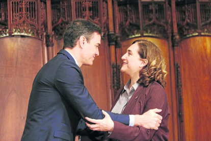 Pedro Sánchez saludándose con la alcaldesa de Barcelona, Ada Colau, durante su reunión de ayer.