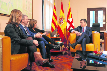 Pedro Sánchez saludándose con la alcaldesa de Barcelona, Ada Colau, durante su reunión de ayer.