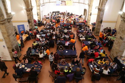 Decenas de personas se lo pasaron ayer en grande los juegos de mesa de la sala Sant Domènec. 