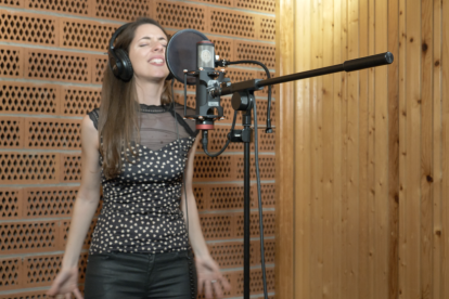 Emília Rovira publicará su primer álbum en solitario en abril.