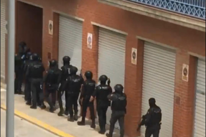 Momento de la entrada del operativo policial ayer en Almacelles. 